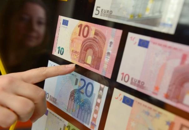 Ο απλός τρόπος για να βρείτε αμέσως αν το 20ευρω ή 50ευρω που σας έδωσαν είναι πλαστό – Αρκεί ο φακός του κινητού! (βίντεο)